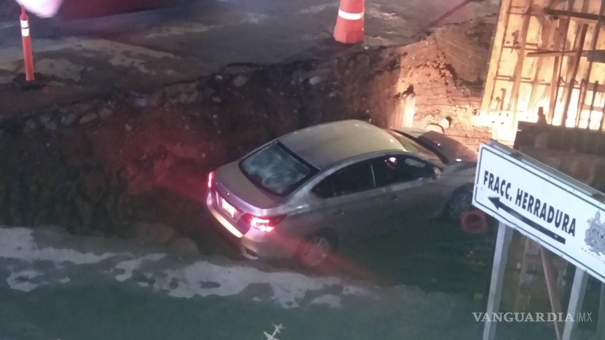 Conductor termina en el fondo de un arroyo, al oriente de Saltillo