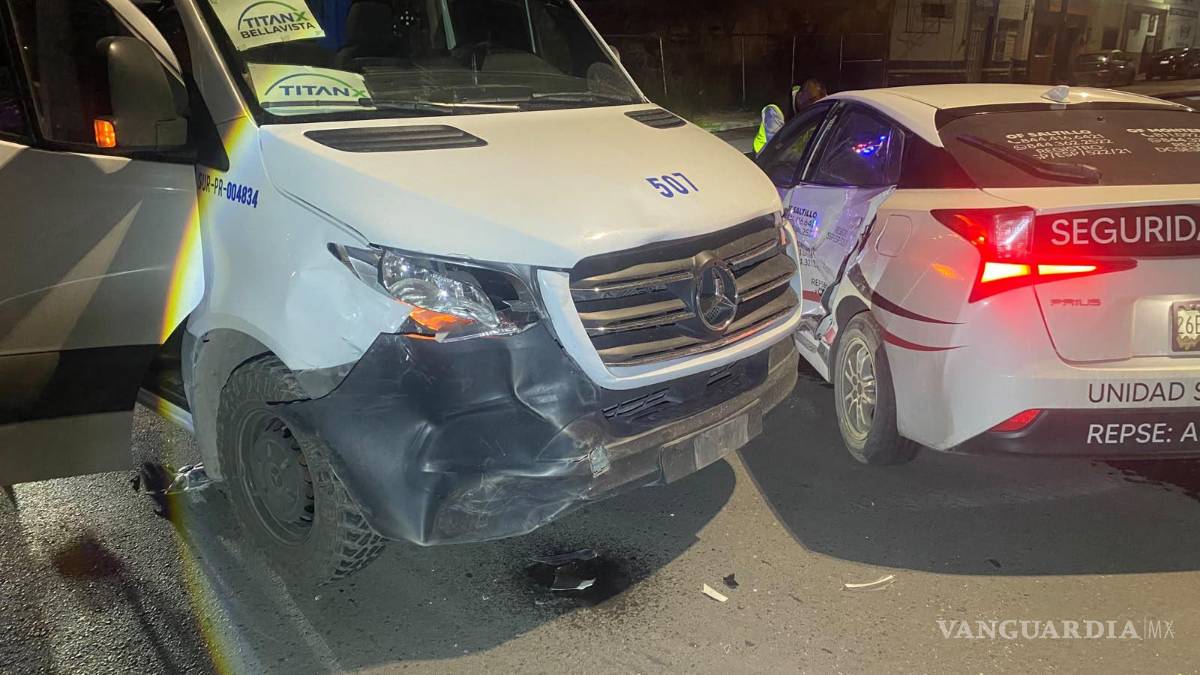 Le quita el derecho de paso a transporte de personal y choca en Zona Centro de Saltillo