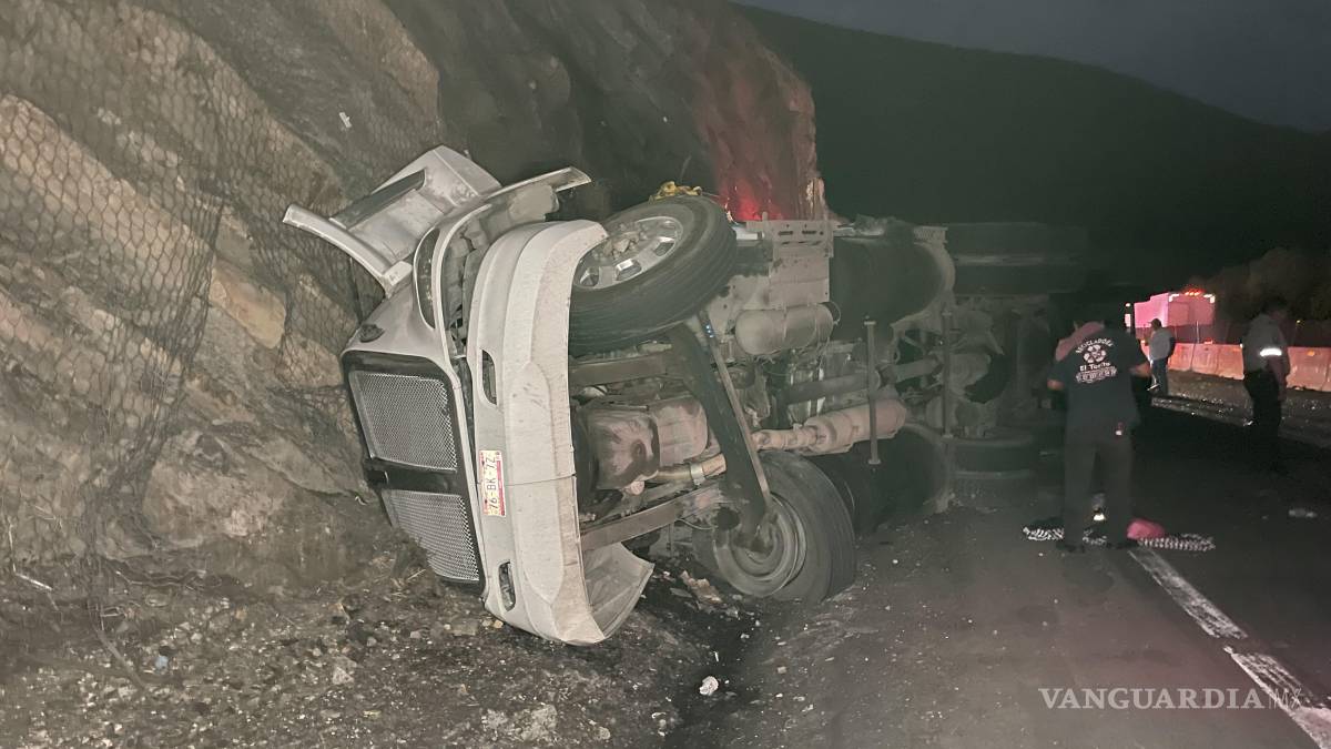 Vuelca tráiler en la carretera 57; rescatan a dos