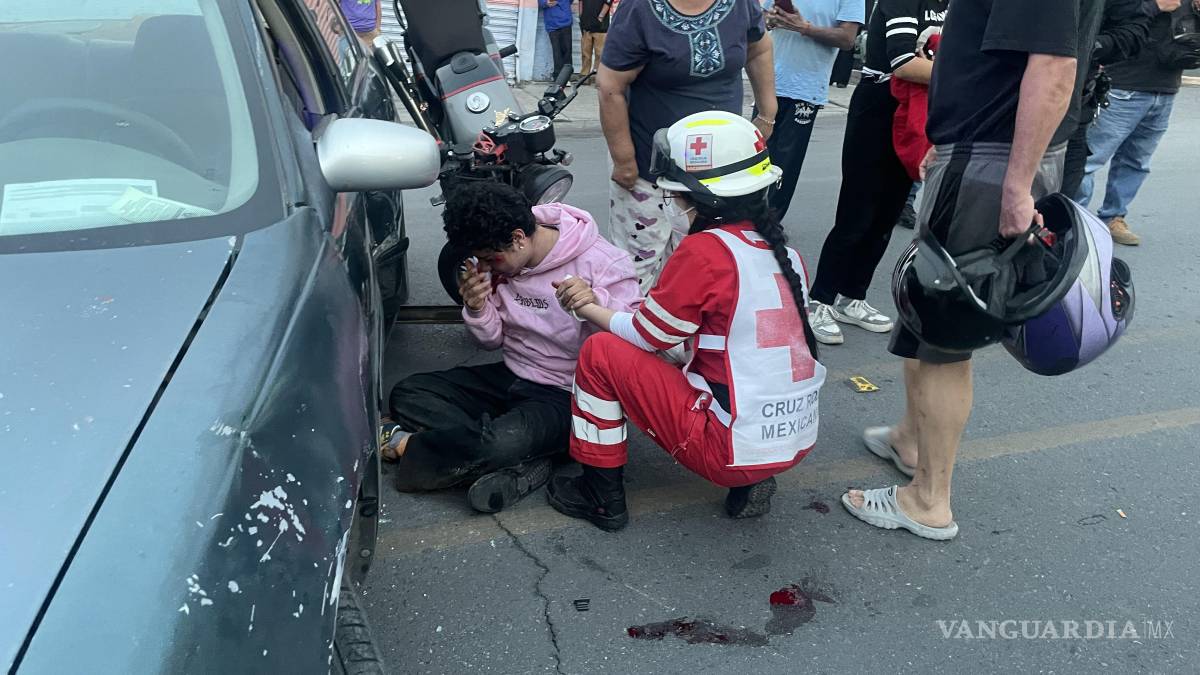 Joven pareja sufre accidente en moto tras choque en la colonia Lamadrid, en Saltillo