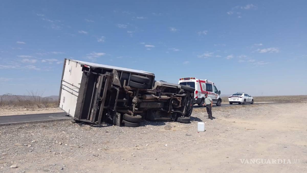 Vuelca camión con equipo de refrigeración en la Torreón