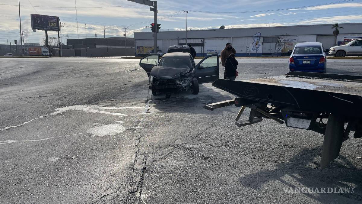 Trailer se pasa alto y choca contra un auto, en Saltillo