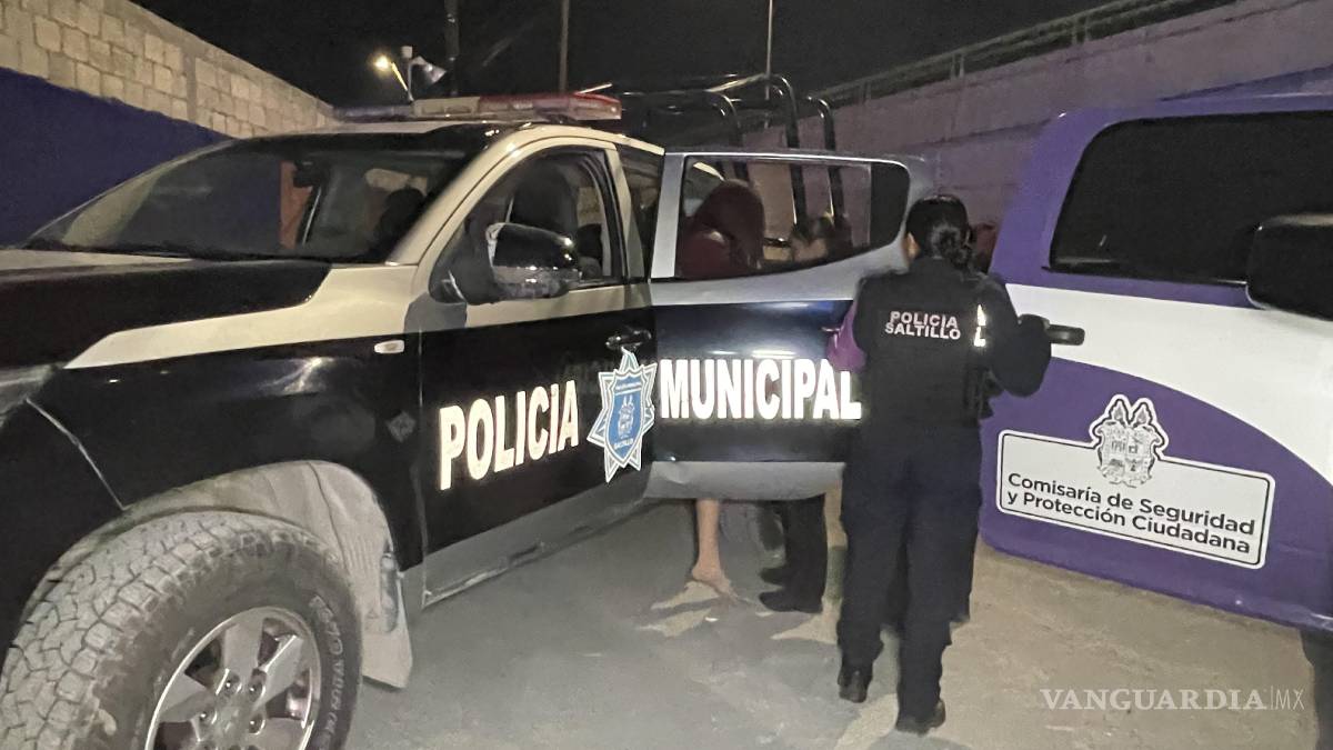Mujer es arrojada de un auto en movimiento, en Saltillo