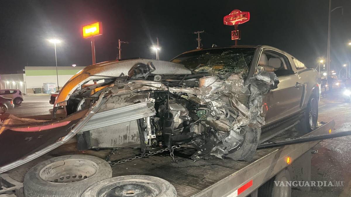 Dos personas terminan prensadas tras fuerte accidente, en Saltillo