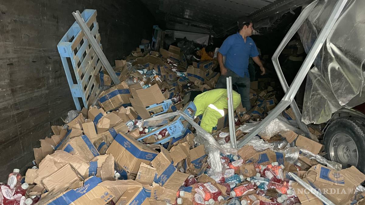 Vuelca tráiler en la carretera 57; rescatan a dos