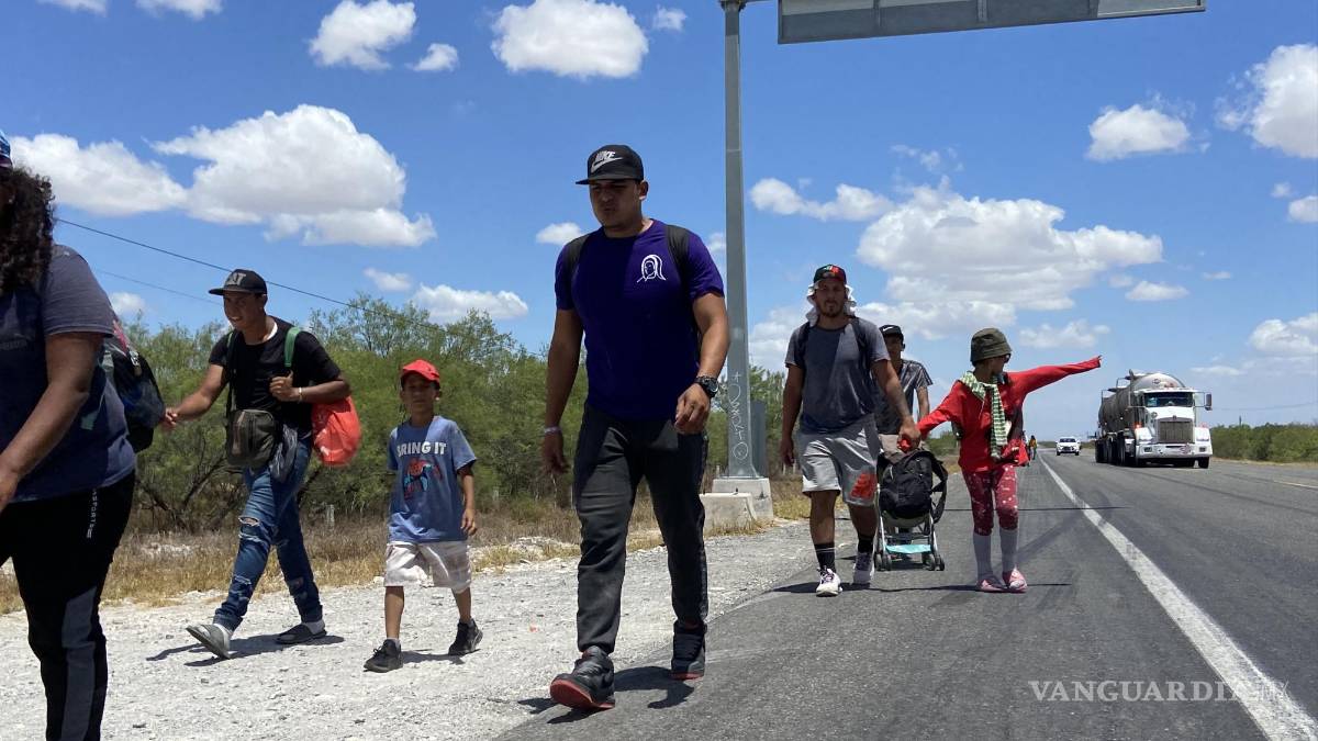 Mas de 800 migrantes caminan de Monterrey a Monclova hacia frontera con Estados Unidos