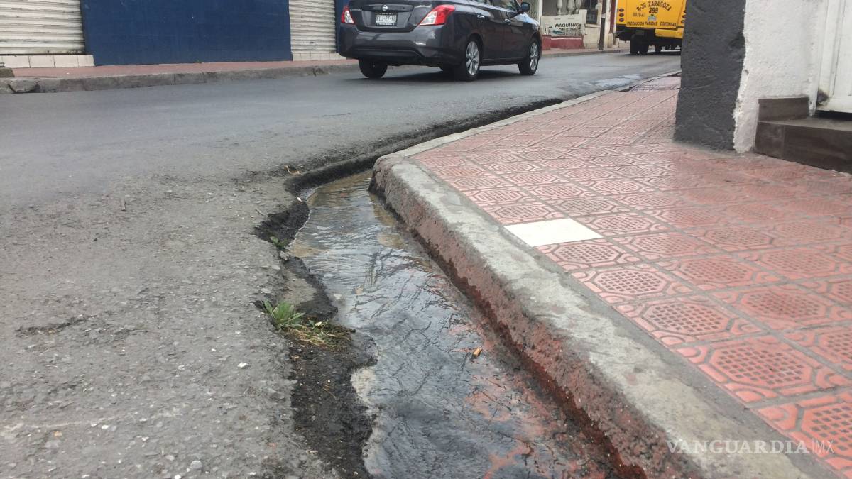 Dura horas enorme fuga de agua en el centro de Saltillo