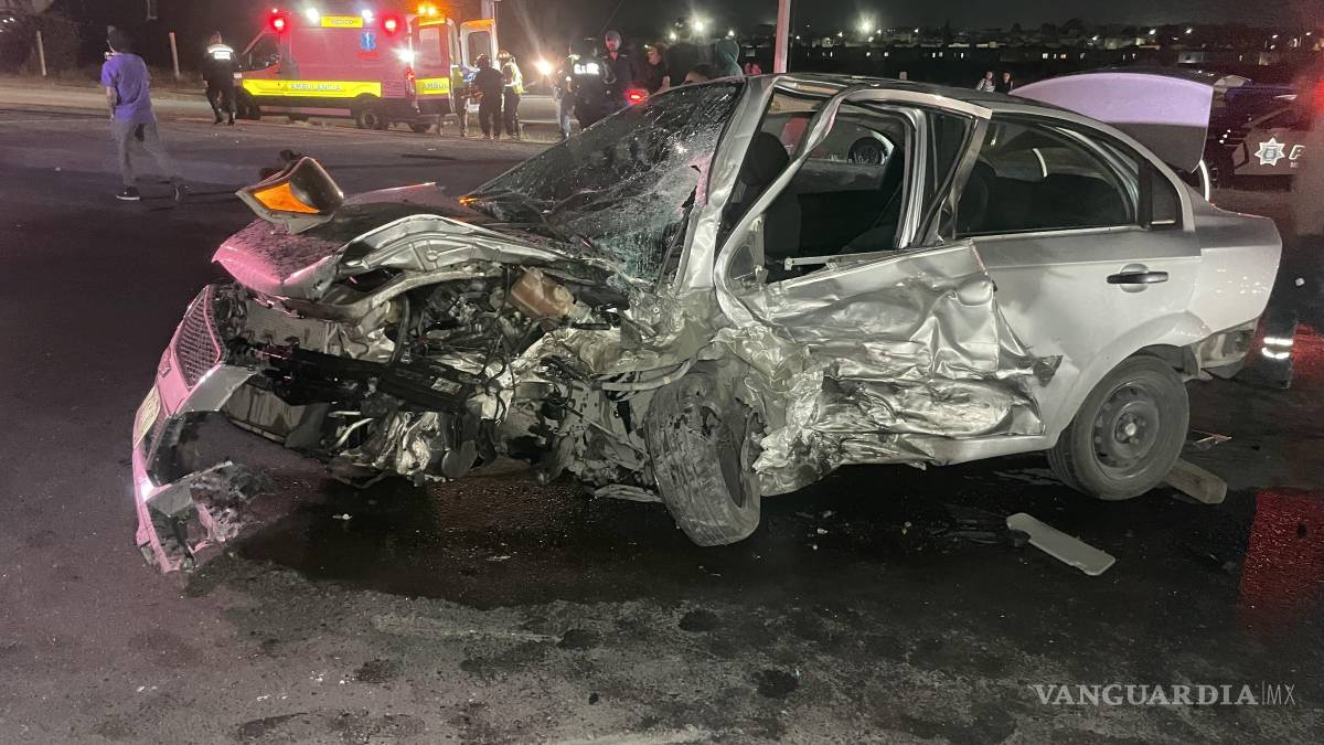 Dos personas terminan prensadas tras fuerte accidente, en Saltillo