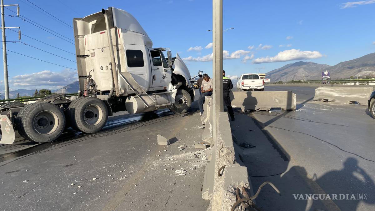 Tráiler provoca caos vial en bulevar Fundadores, en Saltillo, tras accidente sin lesionados