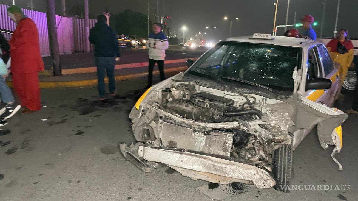 Chocan ‘Guasón’ y ‘Winnie Pooh’ contra taxi en cruce de Saltillo