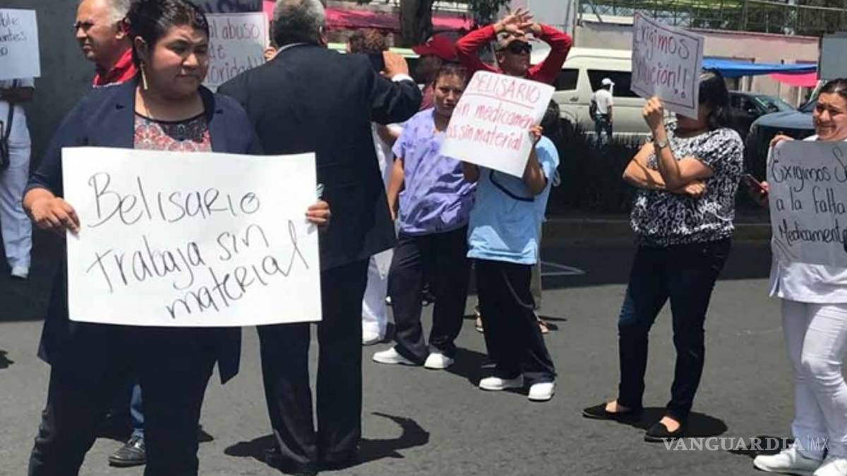 Bloquean trabajadores avenida por falta de medicamentos en hospital de CDMX