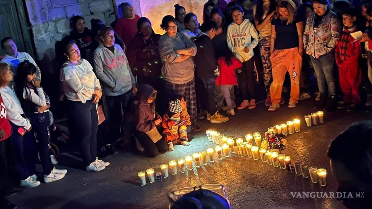 Amigos y familiares realizan oración para menor atropellado por un tráiler en Ramos Arizpe