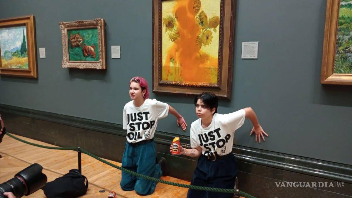 Dos integrantes de ‘Just Stop Oil’ lanzan sopa de tomate sobre ‘Los Girasoles’ de Van Gogh en la National Gallery