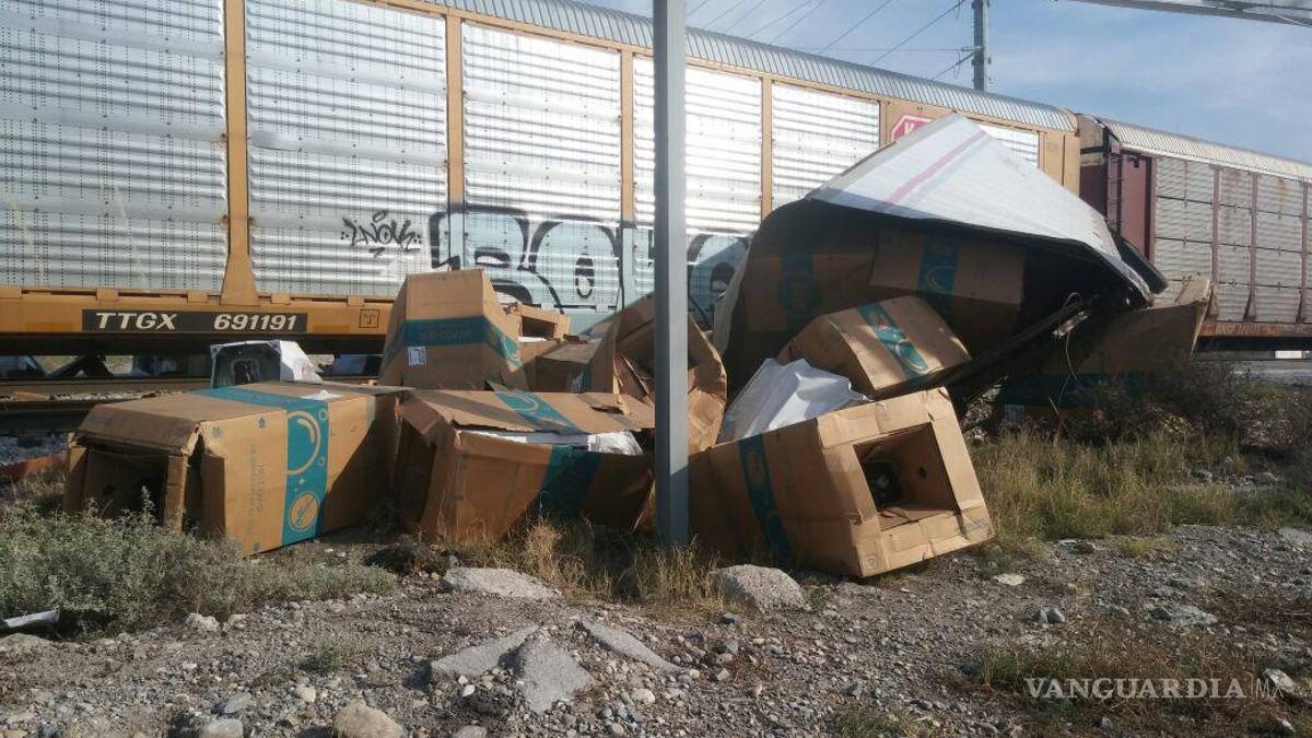 Embiste tren a tráiler con cargamento de lavadoras en Ramos Arizpe