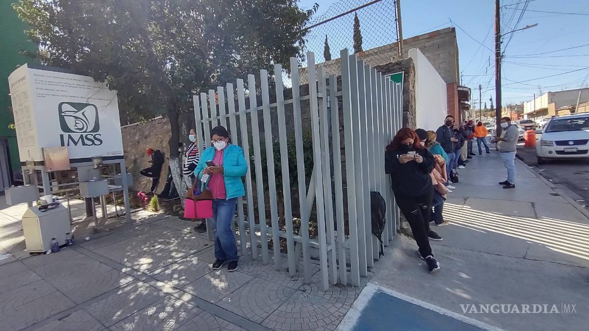 Saltillo: Pacientes COVID esperan hasta 36 horas por una prueba o incapacidad en el IMSS