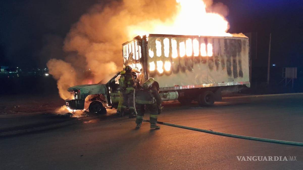 Arde camión en Ramos Arizpe; llevaba tapetes