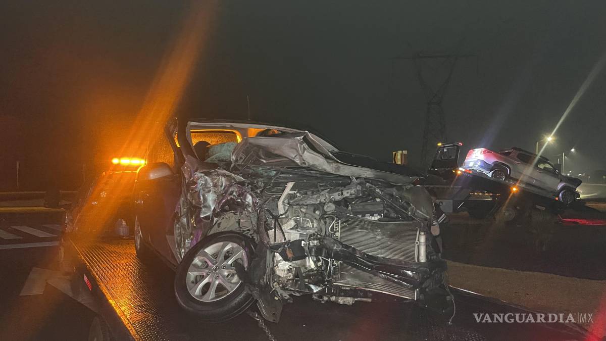 Choca contra camioneta y sale proyectada hacia el camellón en Saltillo