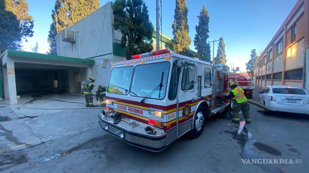 Saltillo: se quema bodega de consultorio médico Madero, evacúan a pacientes