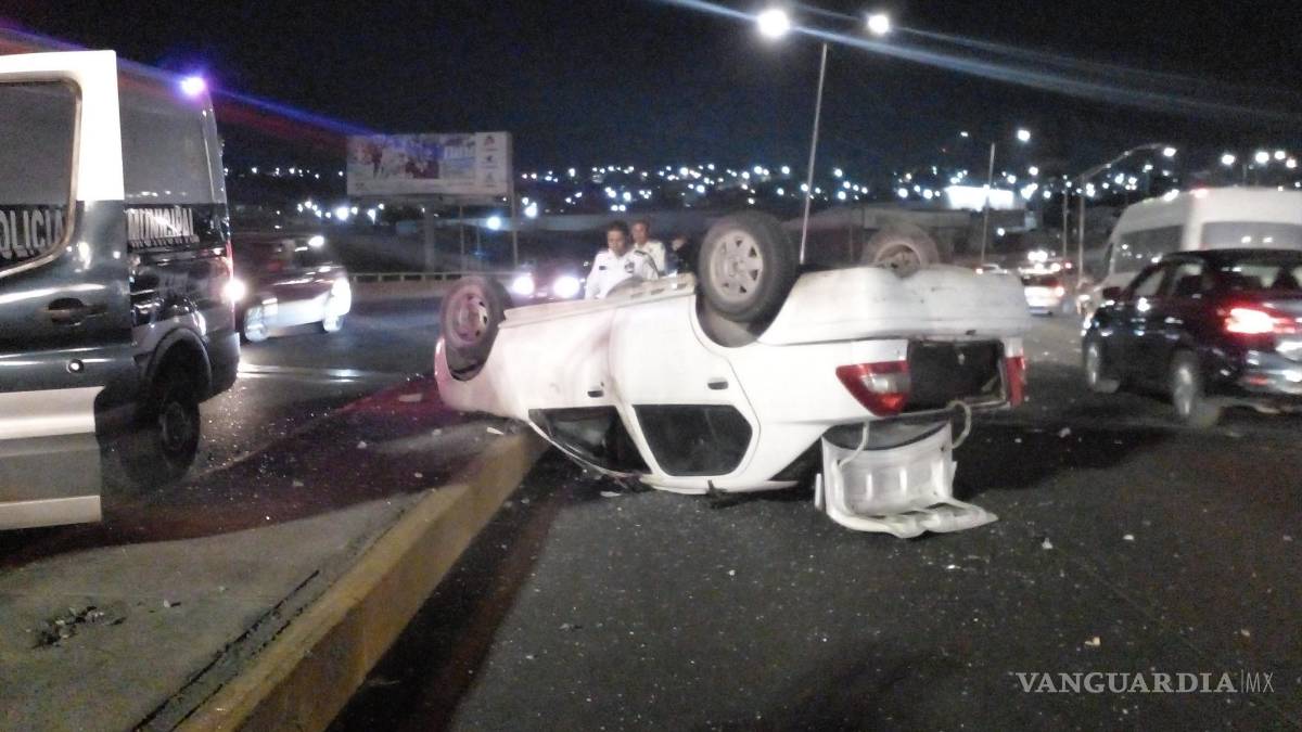 Reportan aparatosa volcadura en Periférico de Saltillo