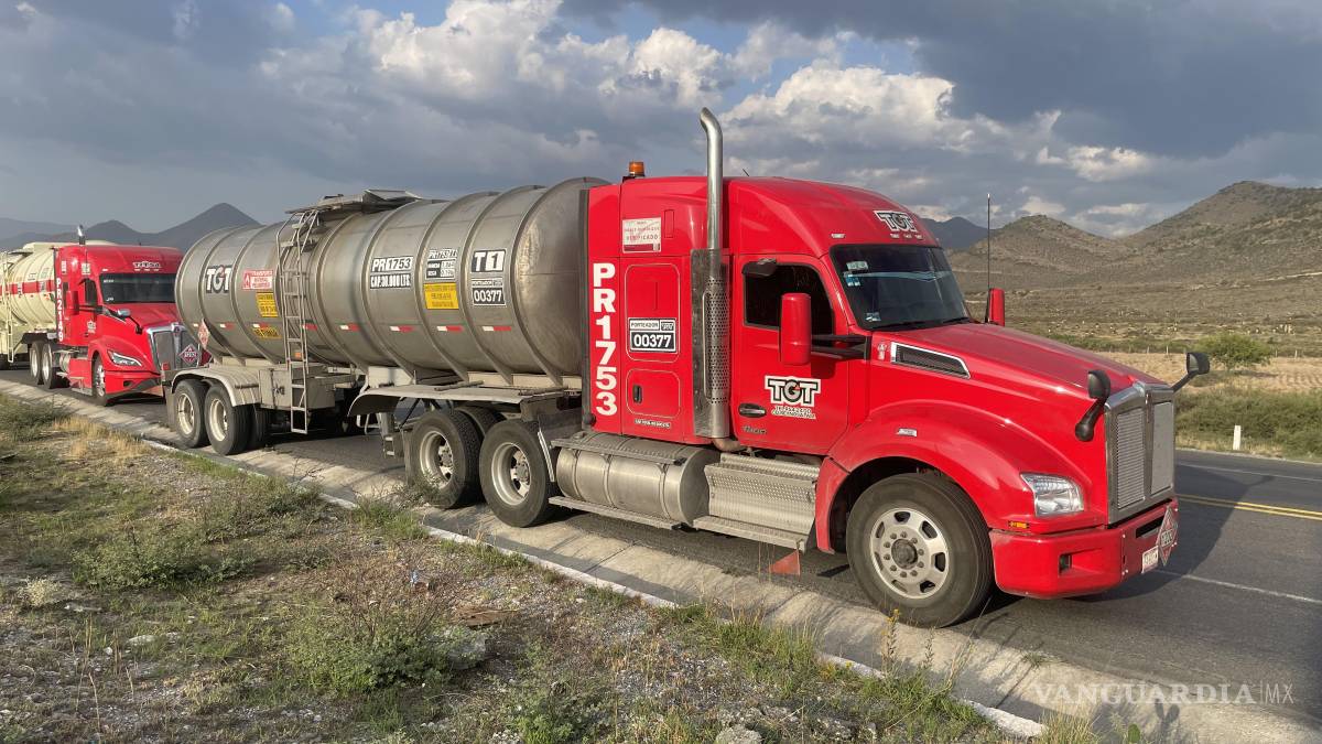 Tanque de diésel de tráiler se desprende y vuelca en la carretera Saltillo-Zacatecas