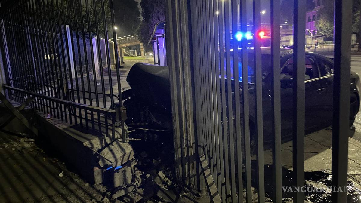 Saltillo: choca contra Químicas de la UAdeC y huye del lugar