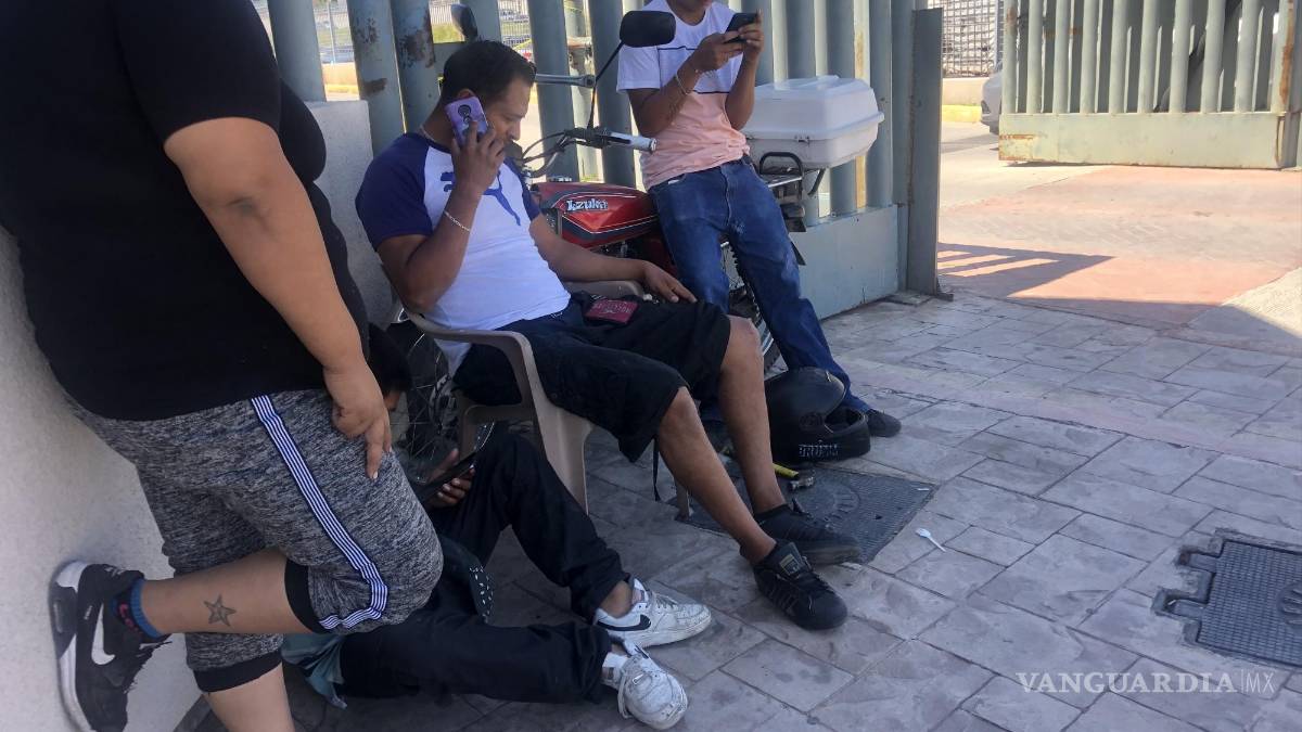 Empleada ISSSTE arrolla a motociclista en estacionamiento