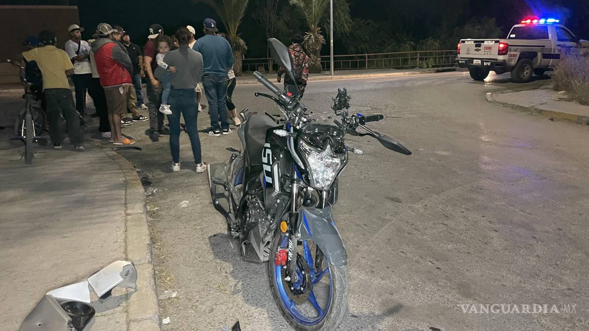 Menor impacta su motocicleta contra camioneta y termina herido, en Saltillo