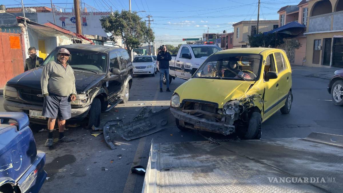 Saltillo: conductor intenta rebasar y provoca choque múltiple