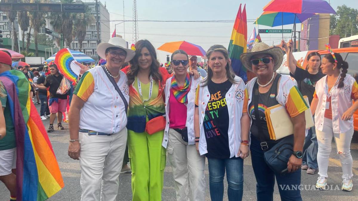 Desafían altas temperaturas en la 23 Marcha del Orgullo Nuevo León