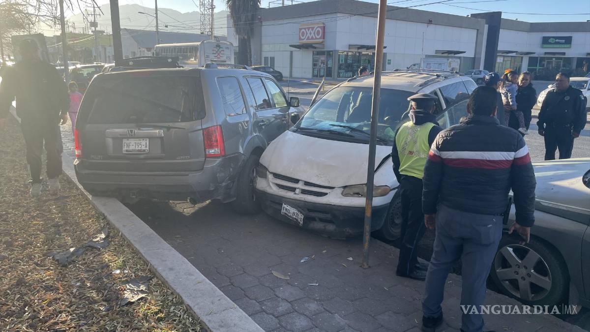 Choque múltiple frente a Presidencia de Saltillo deja 3 vehículos dañados