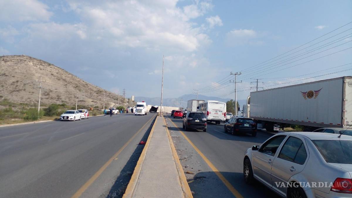 Tráiler vuelca en libramiento Óscar Flores Tapia, trasladan a chofer a hospital de Saltillo