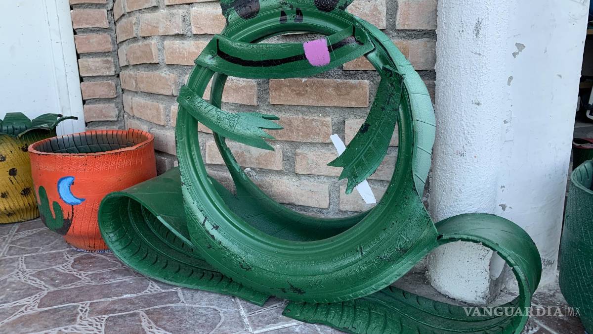 Saltillense elabora con llantas maceteros y hasta salas completas