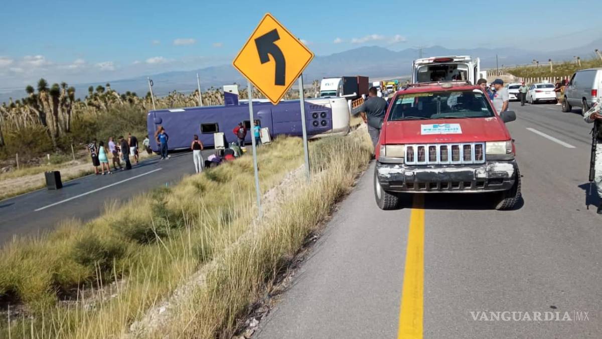Volcadura de autobús deja ocho pasajeros heridos en carretera Saltillo-Zacatecas; conductor dormitó