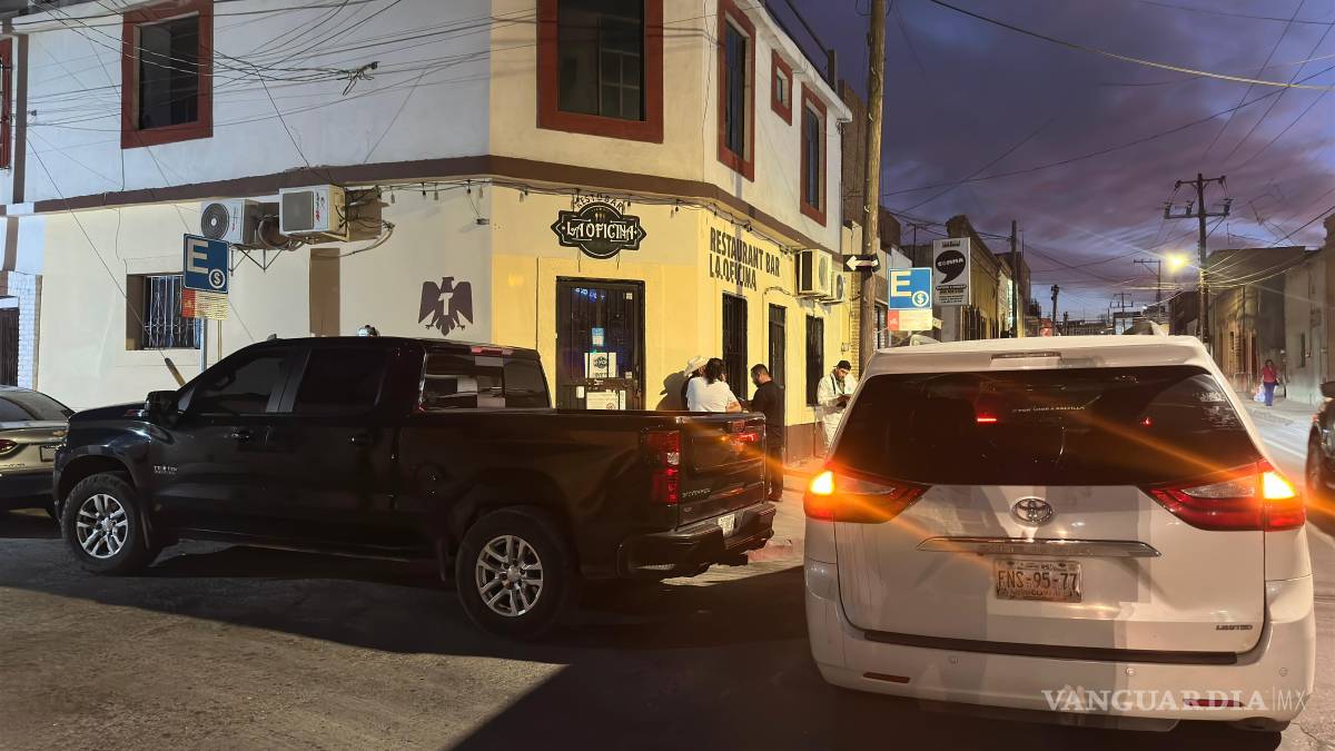 Fallece ‘echando copa’ en La Oficina, bar de Saltillo