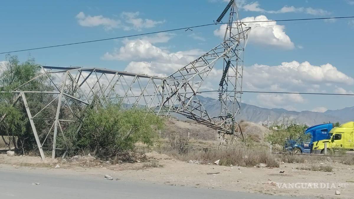 Trailero choca y derriba torre eléctrica, en Ramos Arizpe