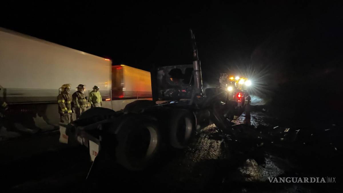 Tráiler arde tras choque contra talud en la 57; provoca tráfico pesado en la zona