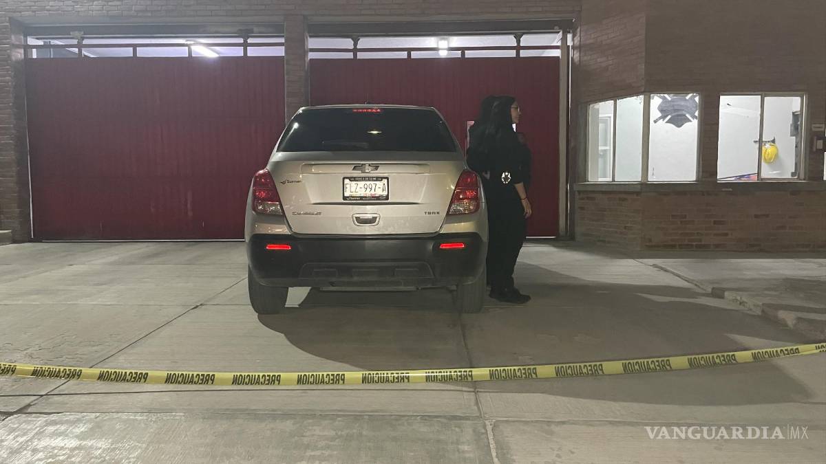 Mujer muere a bordo de su camioneta, no alcanzan a auxiliarla, en Saltillo