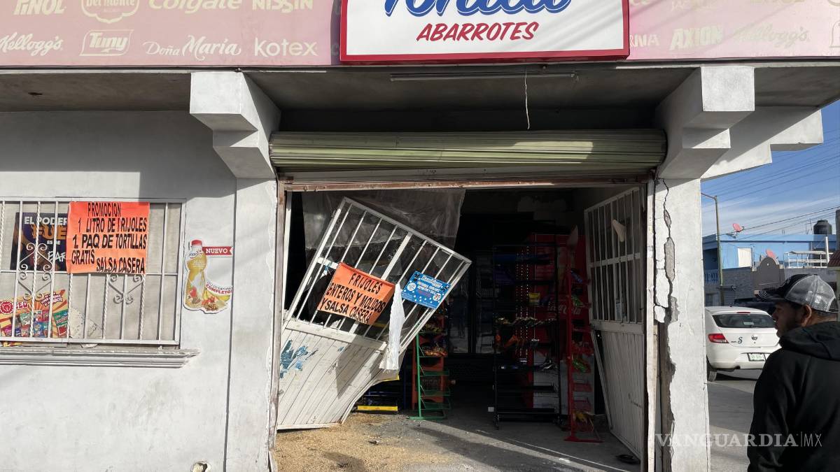 Madre pierde el control de su vehículo y choca contra ‘tiendita’ en Saltillo