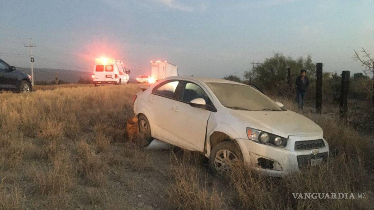 Por exceso de velocidad, conductora vuelca en la Saltillo-Monclova