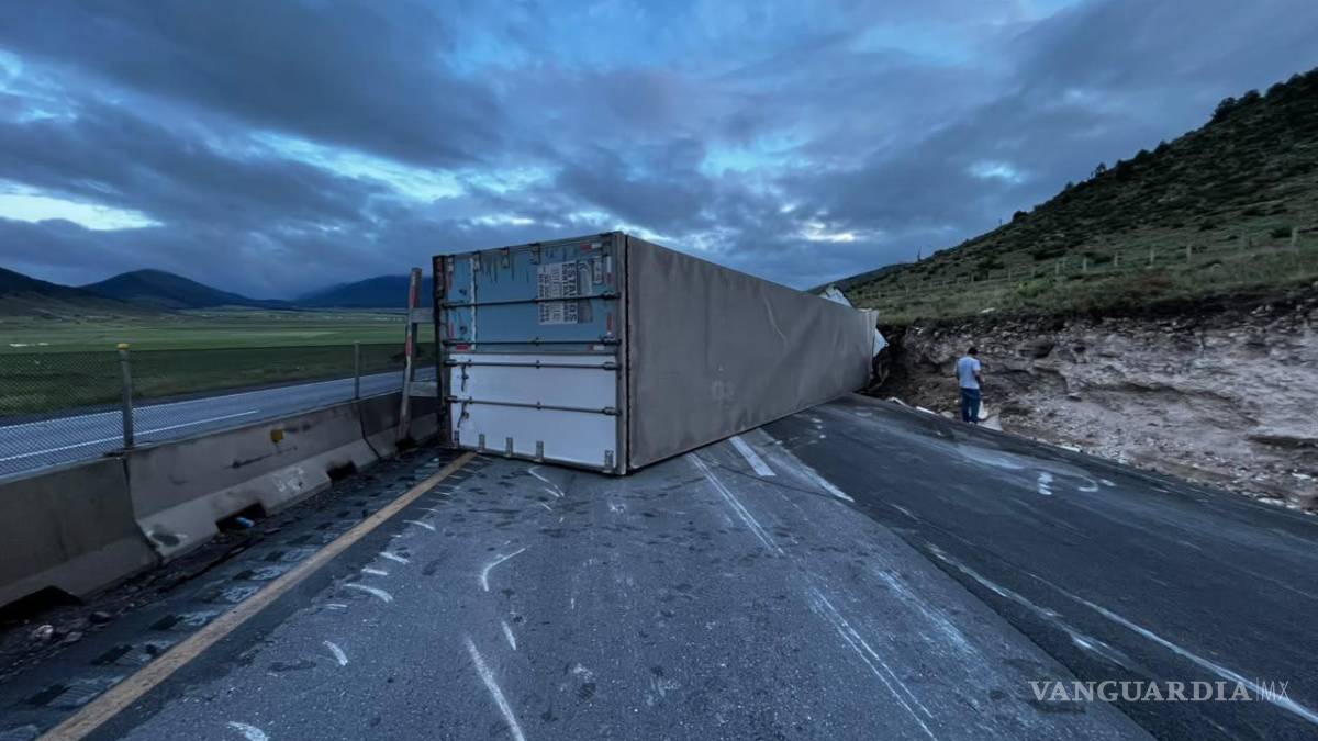 Se vuelca tractocamión en la carretera 57 y bloquea carriles hacia Saltillo