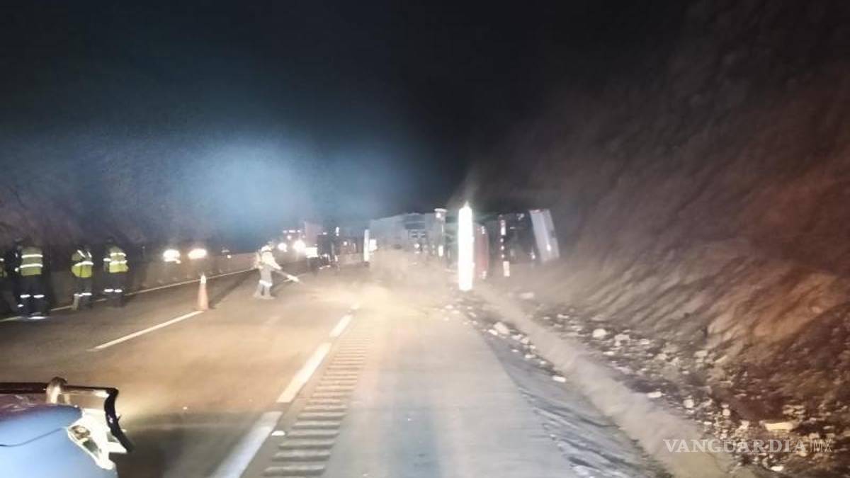 Vuelca camión cargado con siete automóviles en la Saltillo-Monterrey