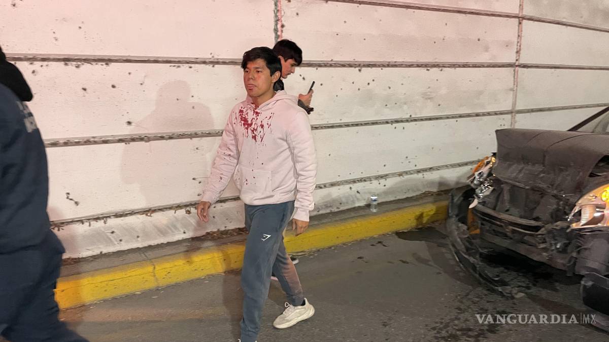 Tres jóvenes resultan heridos en choque en el distribuidor vial Venustiano Carranza