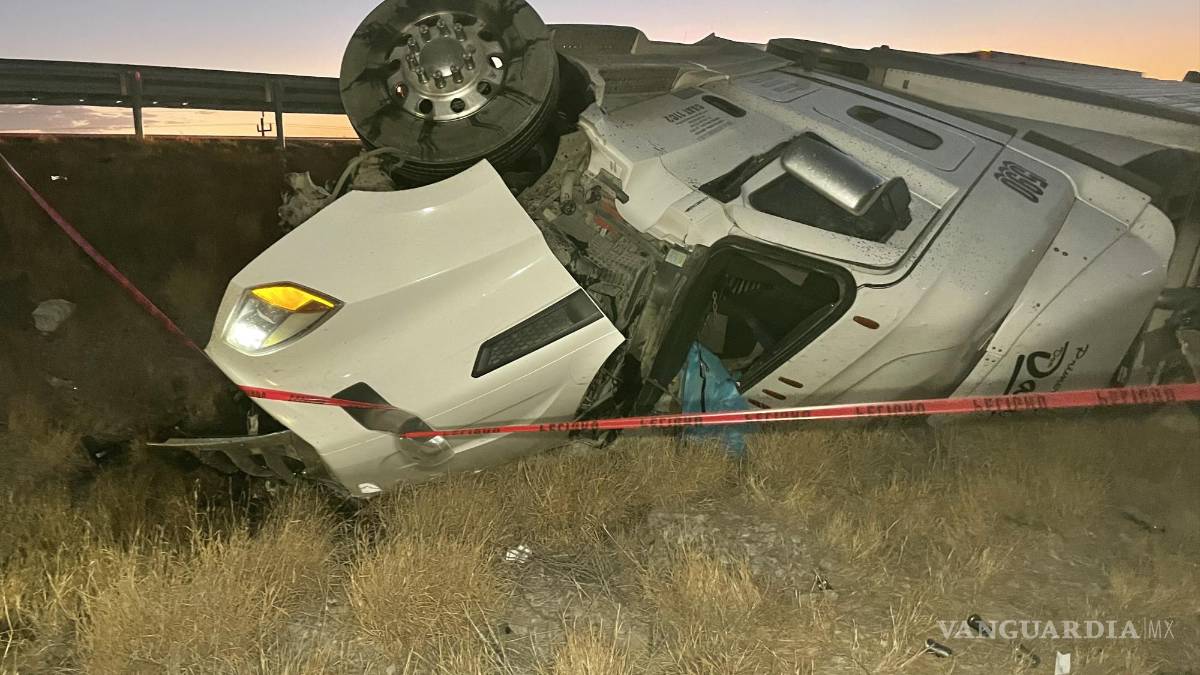 Muere trailero al volcarse sobre la Carretera Federal 57