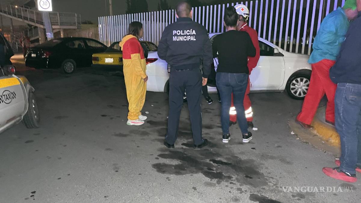 Chocan ‘Guasón’ y ‘Winnie Pooh’ contra taxi en cruce de Saltillo