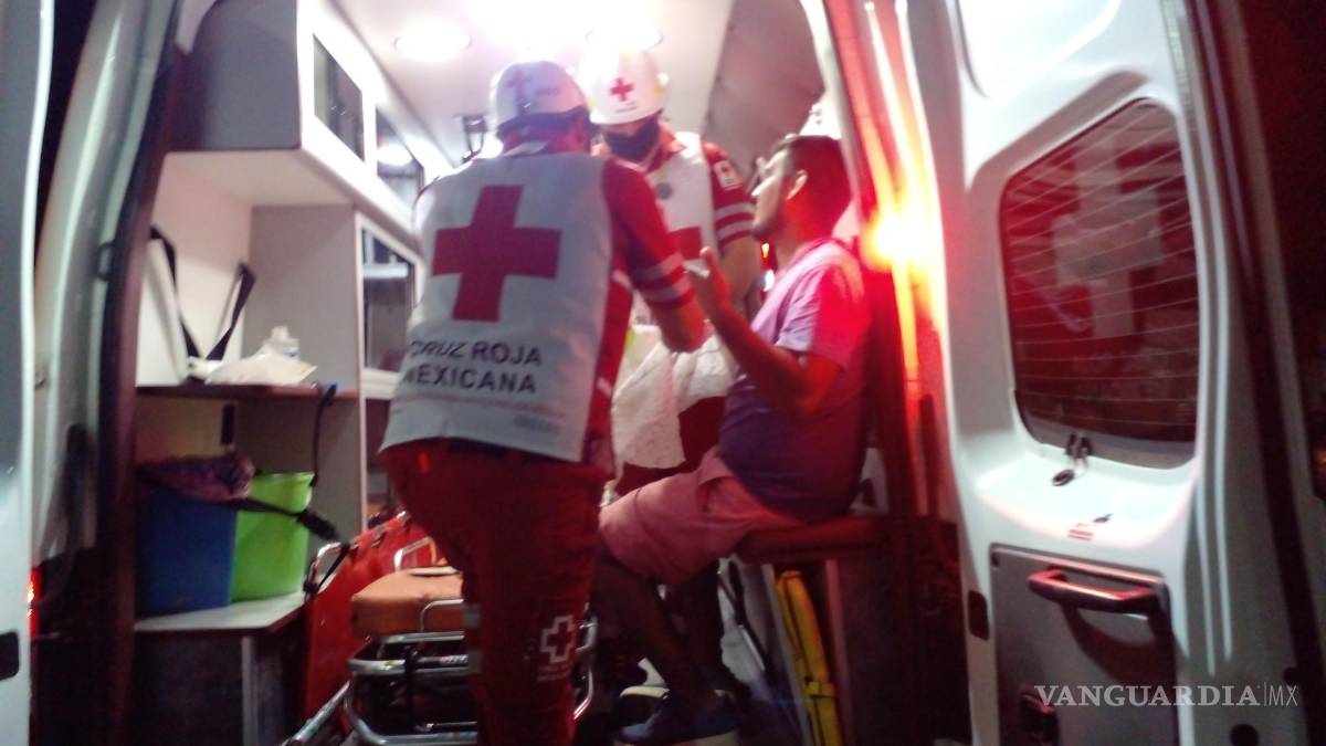 Saltillo: choca, huye, vuelve a chocar y lo detienen a batazos