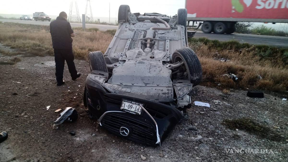 Regio dormita y se vuelca en la Monterrey-Saltillo; no requirió traslado a hospital