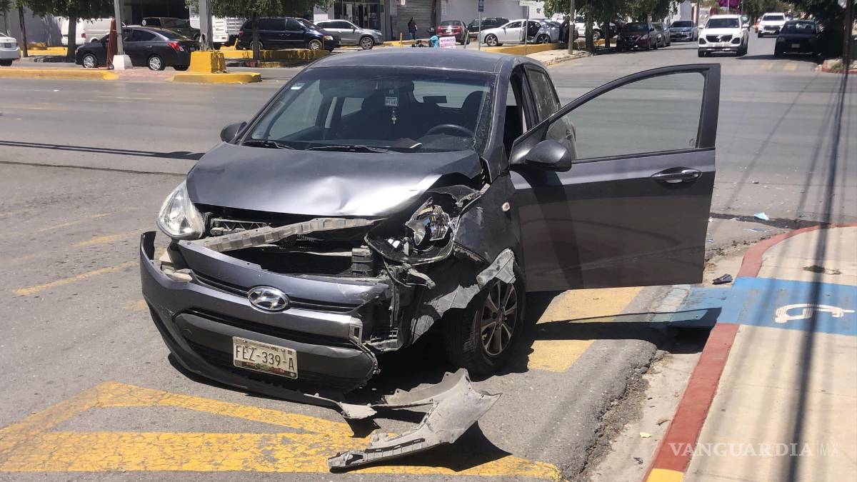 Saltillo: mujer intenta ganarle al semáforo y la impactan