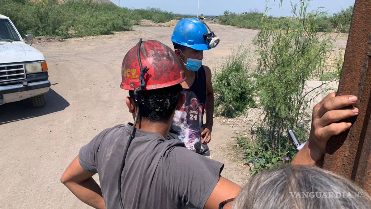 Lodo y piedras complican rescate de tres mineros; reclaman qué hay falta de pagos a quienes laboran en rescate y a quienes ya fallecieron