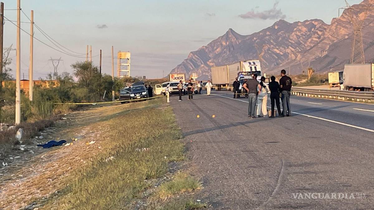 Hallan a hombre con 4 impactos de bala a orillas de la carretera Monterrey-Saltillo