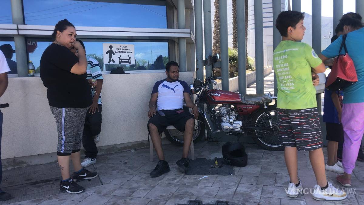Empleada ISSSTE arrolla a motociclista en estacionamiento
